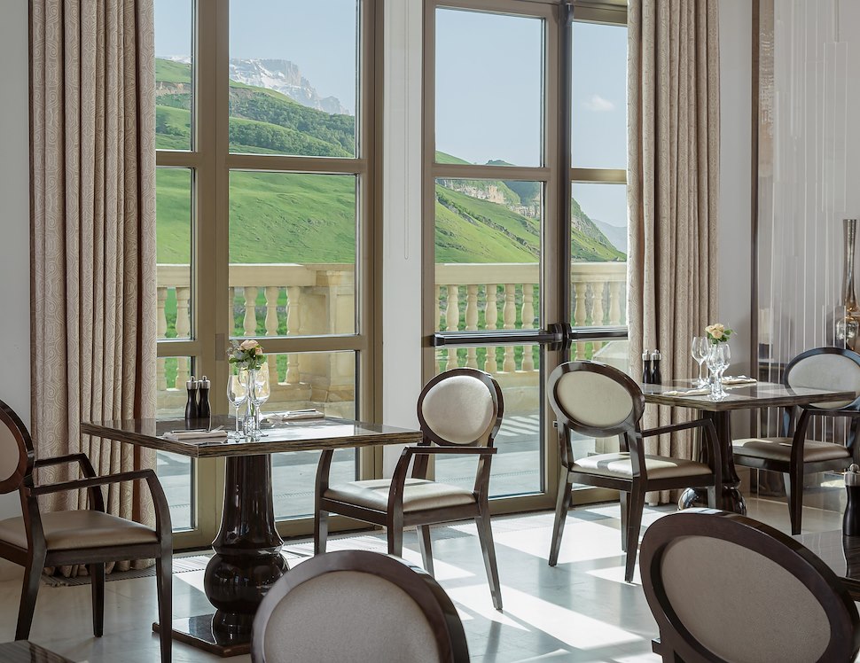 Pik Palace Hotel Şahdağ Azərbaycanda Alpina Brasserie və Şərab Barı